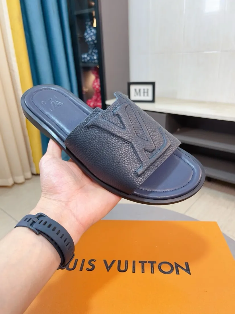 Men's shoes 💰340🌸🌸LV medium men's spring and summer slippers counter synchronization. The uppers are imported cowhide fabrics from Italy, logo graphics and high-quality craftsmanship. Soles: original soles specially provided by the original factory. Exclusive molded soles are super comfortable. Original factory single goods. 🔍🔍High quality. You can enter and exit the counter at will. Welcome to compare. Size 38-45